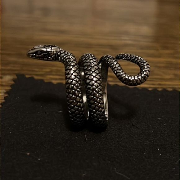 Sterling silver snake ring, only worn several times. Natural Born Killer vibes. - Picture 2 of 5